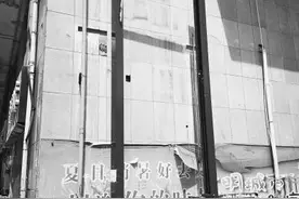 郑州一公寓楼外违规装电梯 小区业主盼拆除图片