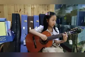 南京6岁吉他女孩火遍全球，网友质疑是“狼爸教育”？家长回应……图片