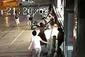 四川绵阳女子救小孩手撑玻璃门被砸昏，获阿里巴巴正能量奖图片
