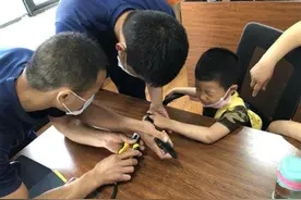 顽皮男童遭玩具卡手，消防员2分钟速取“魔戒”图片