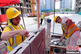 广西南宁一工地举行砌筑擂台赛 女民工与丈夫联袂夺冠图片
