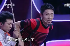 加油向未来：小撒身背24斤背包荡秋千，爬上秋千一刻BGM亮了
