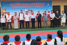 河南检察职业学院、端木体育俱乐部到瓦房庄助力扶贫图片