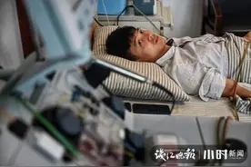 浙江小伙为了8年前的承诺，突然请假去……女友拉过他的手臂哭了图片