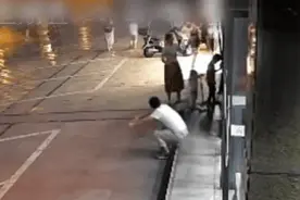 为救陌生孩子，她伸手迎向倒塌的玻璃门图片