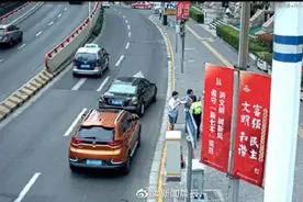 上海一驾驶员被交警拦下后，抢夺民警工作证两次咬断核酸检测棉签棒图片