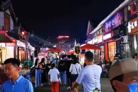 地摊撸串看人来人往图片
