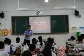 云南瑞丽边检站民警走进校园与中缅学生一起过“六一”图片