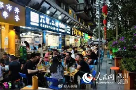来，外边坐！成都允许临时占道经营图片