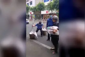 54秒丨城管帮70多岁占道老人挑扁担寻摊位 网友称赞：有温度的执法视频封面