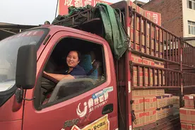 “看不见”的百万女卡车司机图片