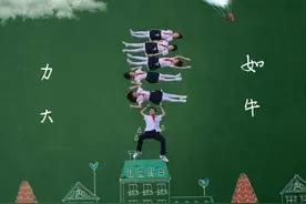 西安这所小学把操场当“画板”学生做“画笔”创作的“儿童画”太有意思了图片