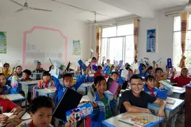 上海机场边检站助学帮困：警徽有爱 向阳花开图片