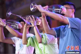 酒王争霸赛 重庆民众拿巨杯豪饮红酒图片