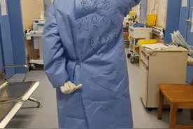 援鄂护士防护服上的愿望终于实现，刘令飞弹着吉他出现在她面前图片