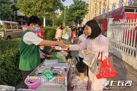 长沙烟火味！3000人在长沙南城5条马路市场上“练摊”图片