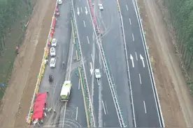 京台高速山东段改扩建项目完成第一阶段施工转序工作图片