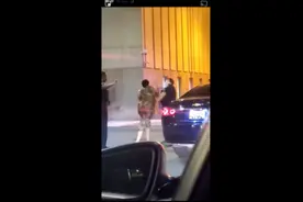 美国警察再被拍下暴力执法 女子遭重拳击倒在地图片