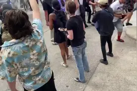 美国警察骑马踩踏抗议者 引网友暴怒图片