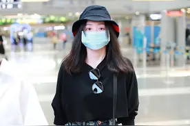 张靓颖戴口罩渔夫帽只露眼保持低调 包包上挂黑色小玩偶暗黑少女风图片