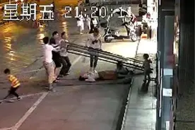 为救三小孩 绵阳女子手撑玻璃门被砸昏图片