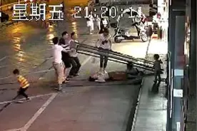 为救三小孩 绵阳女子手撑玻璃门被砸昏图片
