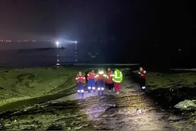深夜，大连男子乘自制小艇下海……图片
