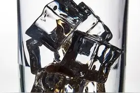 在？来块小编秘制晶莹剔透小冰块儿？图片