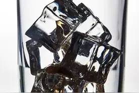 在？来块小编秘制晶莹剔透小冰块儿？图片