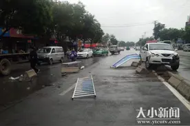 突发！莱阳一轿车凌晨撞飞路中央护栏近10米图片