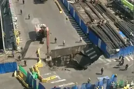 大雨过后，北京通州广渠路东延段路面出现3米深坑图片