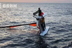 海南三亚：帆船遇险变“翻”船 2人海上漂流17小时终获救图片