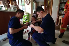 头被卡还淡定看电视的“小奥特曼”，请你收了神通吧，这种“绝活”以后别演了图片