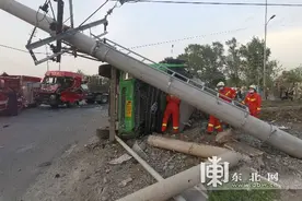 大挂车与运土车相撞 撞断电线杆图片