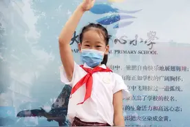 我戴上了红领巾，奶奶也是戴红领巾的“小朋友”图片