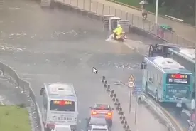 深圳今晨突发强降雨！爱国路东湖公园段路面积水严重，交通拥堵视频封面