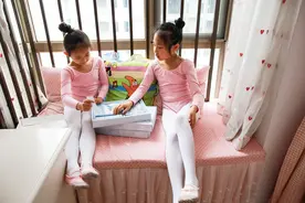 全民健身——在家练舞的女孩图片