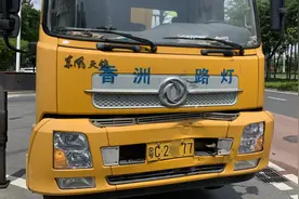 小车珠海大道被撞四脚朝天！对方司机竟当场把车吊起！看呆路人图片