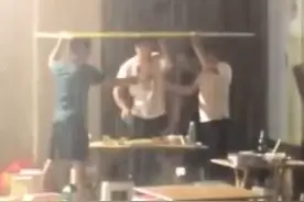 4名男子暴雨中顶纸板喝酒2小时，当事人：最后一次这样疯狂图片