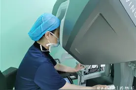 备孕女子发现腹中有异物，肚脐上打一个孔取出畸胎瘤图片
