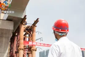 完善武汉路网 杨泗港快速通道青菱段匝道钢箱梁工程完成首次吊装图片