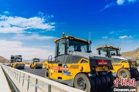 攀大高速公路四川段首次应用无人机群进行沥青路面施工图片