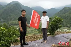 浙江“80后”小伙返乡务农 父子携手打造“阳光农场”图片