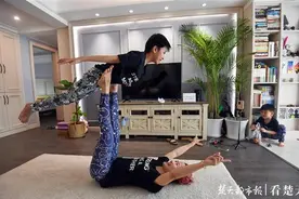 挺过亲人感染和租金压力的困难时刻，这对“瑜伽夫妇”：不服周，铆起干图片