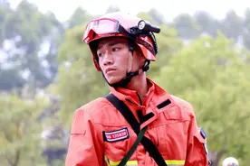 基层一线 | 吉他，街舞，唱歌……来自云南佤族的精神小伙带来不一样的欢乐图片