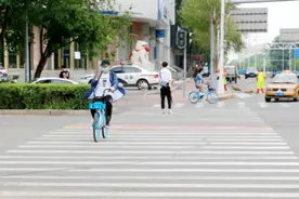 冰城交警规范共享单车安全骑行 骑车接打电话、上机动车道行驶一律禁止图片