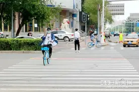 自行车怎么骑不违章不挨罚？哈尔滨交警上道示范图片