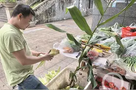 凌晨4点回老家拉新鲜蔬菜 80后夫妻小区摆摊生意好图片