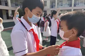 最有意义的节日礼物！一批小学生光荣加入少先队图片