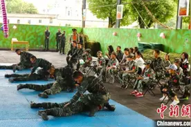 军营版“爸爸去哪儿”：萌娃进军营度过特殊“六一”图片